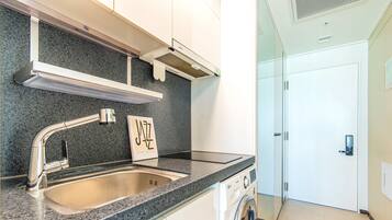 ثلاجة صغيرة، ميكروويف، مستلزمات طهي/أطباق/أوعية