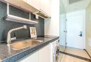 Mini-fridge, microwave, cookware/dishes/utensils - Stay More Residence Dongtan (Hwaseong)