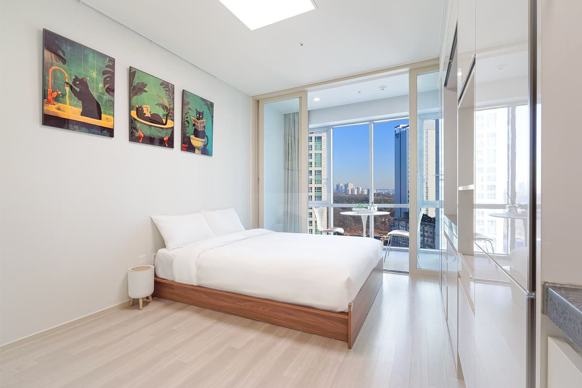 Hypo-allergenic bedding, down comforters, minibar, in-room safe