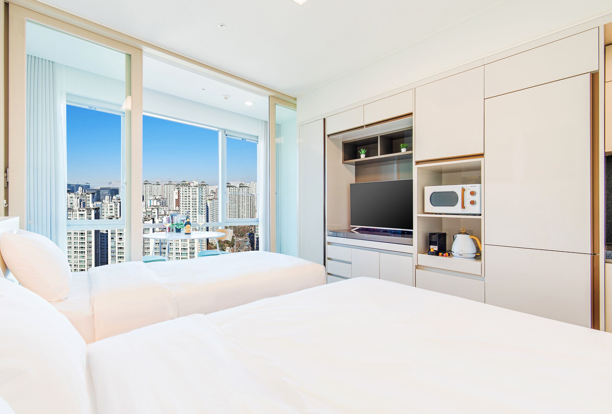 Hypo-allergenic bedding, down comforters, minibar, in-room safe