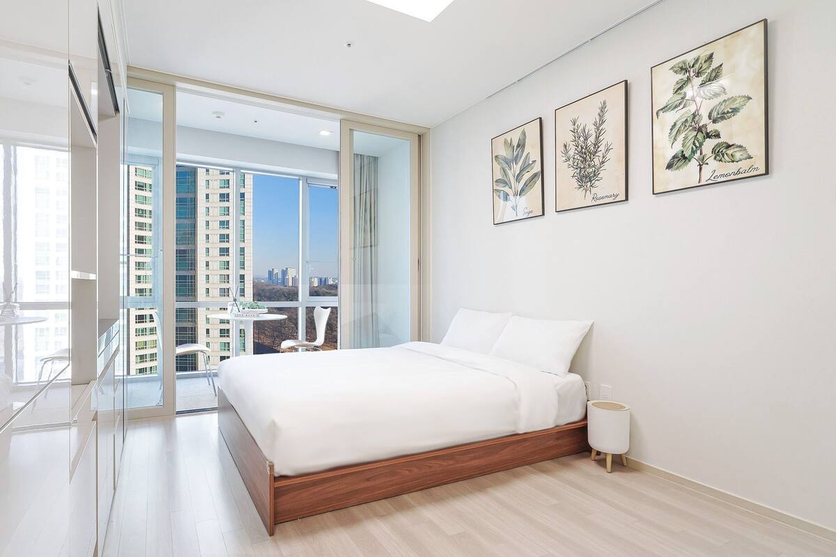 Cortinas opacas, sistema de insonorización, wifi gratis