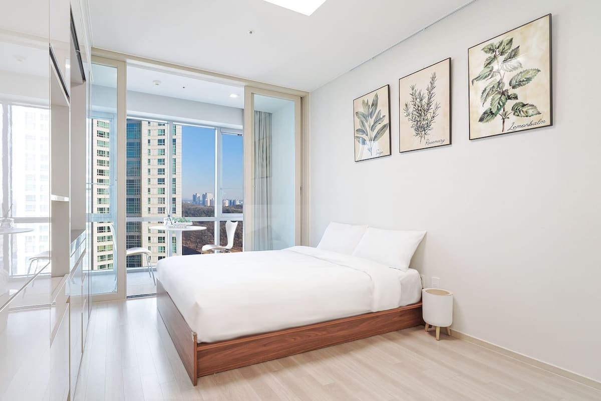 Ropa de cama hipoalergénica, edredones de plumas, cortinas opacas