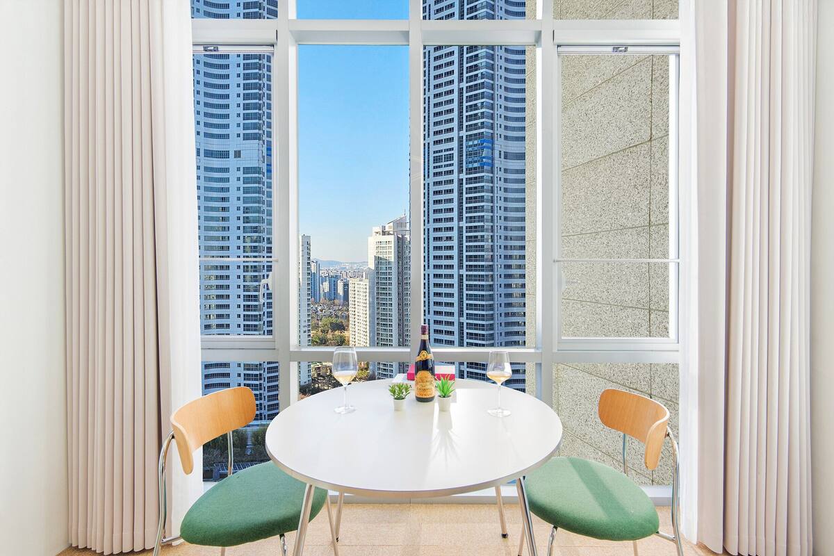 Cortinas opacas, sistema de insonorización, wifi gratis