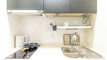 Mini-Kühlschrank, Mikrowelle, Kochgeschirr/Geschirr/Besteck