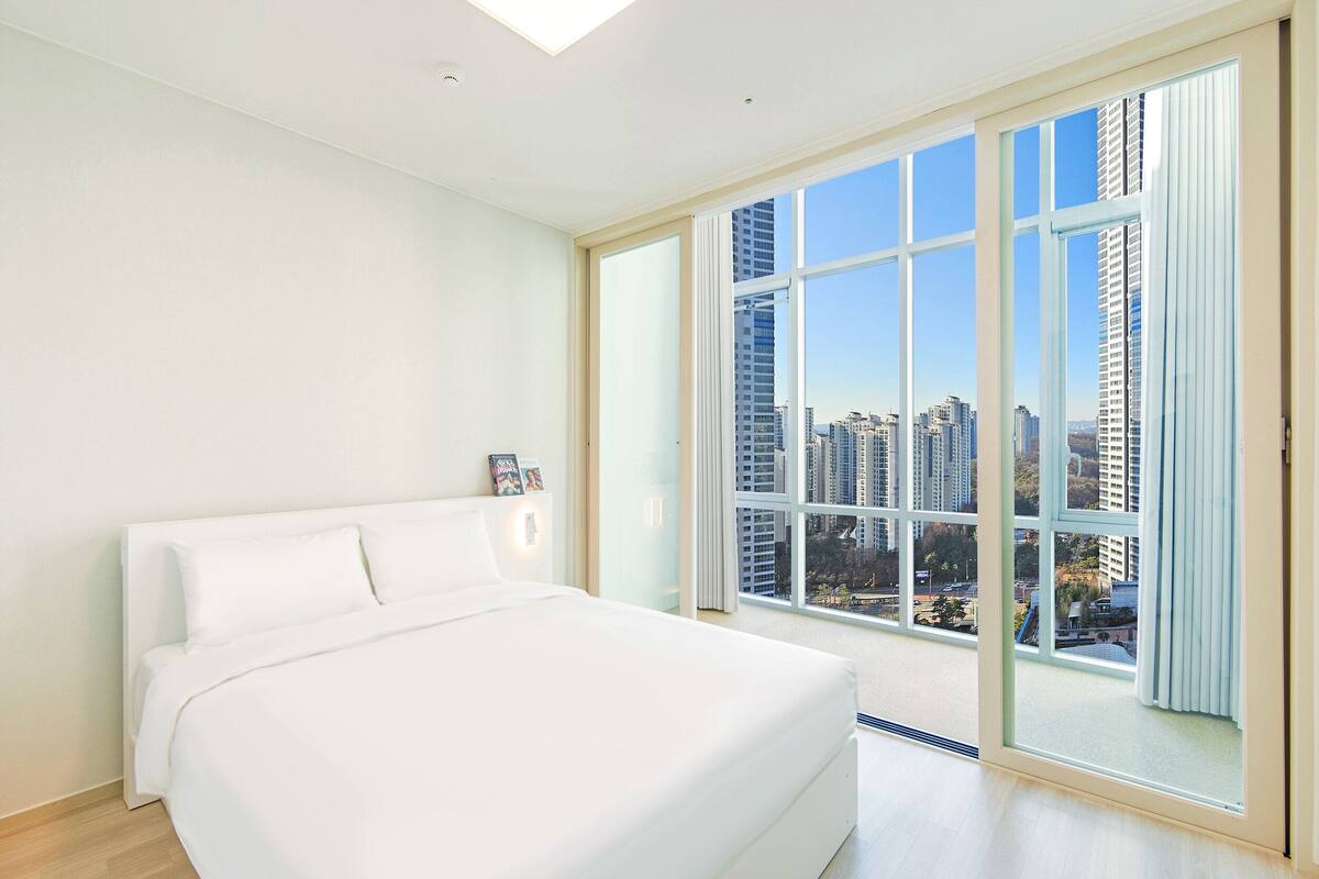 Royal Room | Peralatan tempat tidur hipoalergenik, gebar bulu kapas, bar mini