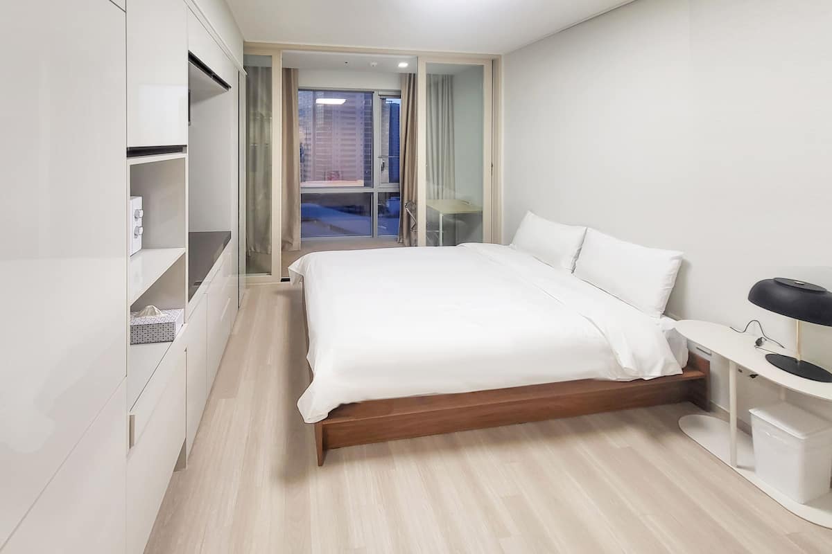 Hypo-allergenic bedding, down comforters, minibar, in-room safe