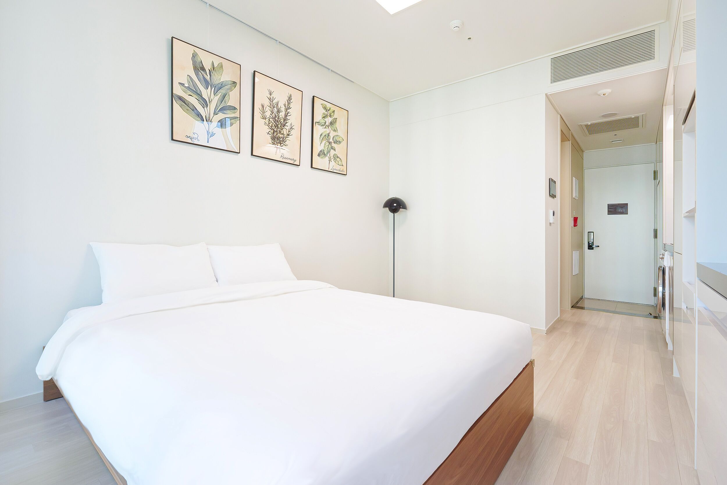 Ropa de cama hipoalergénica, cubrecamas y minibar 