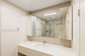 Artículos de higiene personal ecológicos, secador de pelo y zapatillas