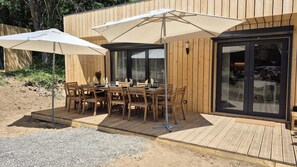 Terrace/patio - Les Ecolodges du Lac (Chambon-sur-Lac)