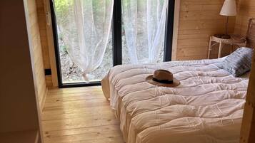 Chalet Confort, vue jardin | Coffres-forts dans les chambres, fer et planche Ă repasser