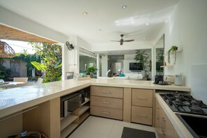 Fridge, microwave, stovetop, coffee/tea maker - Villa 888 Eat Shop Play - 3BR Private Pool Oberoi (Badung)