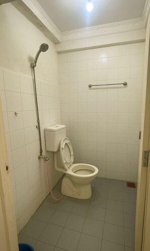 Shower, towels - OYO 91245 Chenang Lodge Motel (Langkawi)