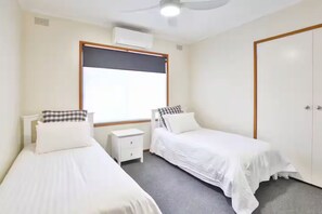 3 عدّة غرف نوم ومكواة/لوح كي وواي فاي ومل�اءات أسرّة