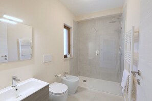 Douche, serviettes fournies