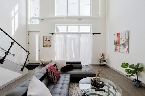 Luxe Loft, King bed, 10 mins from Dt