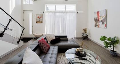 Luxe Loft, King bed, 10 mins from Dt