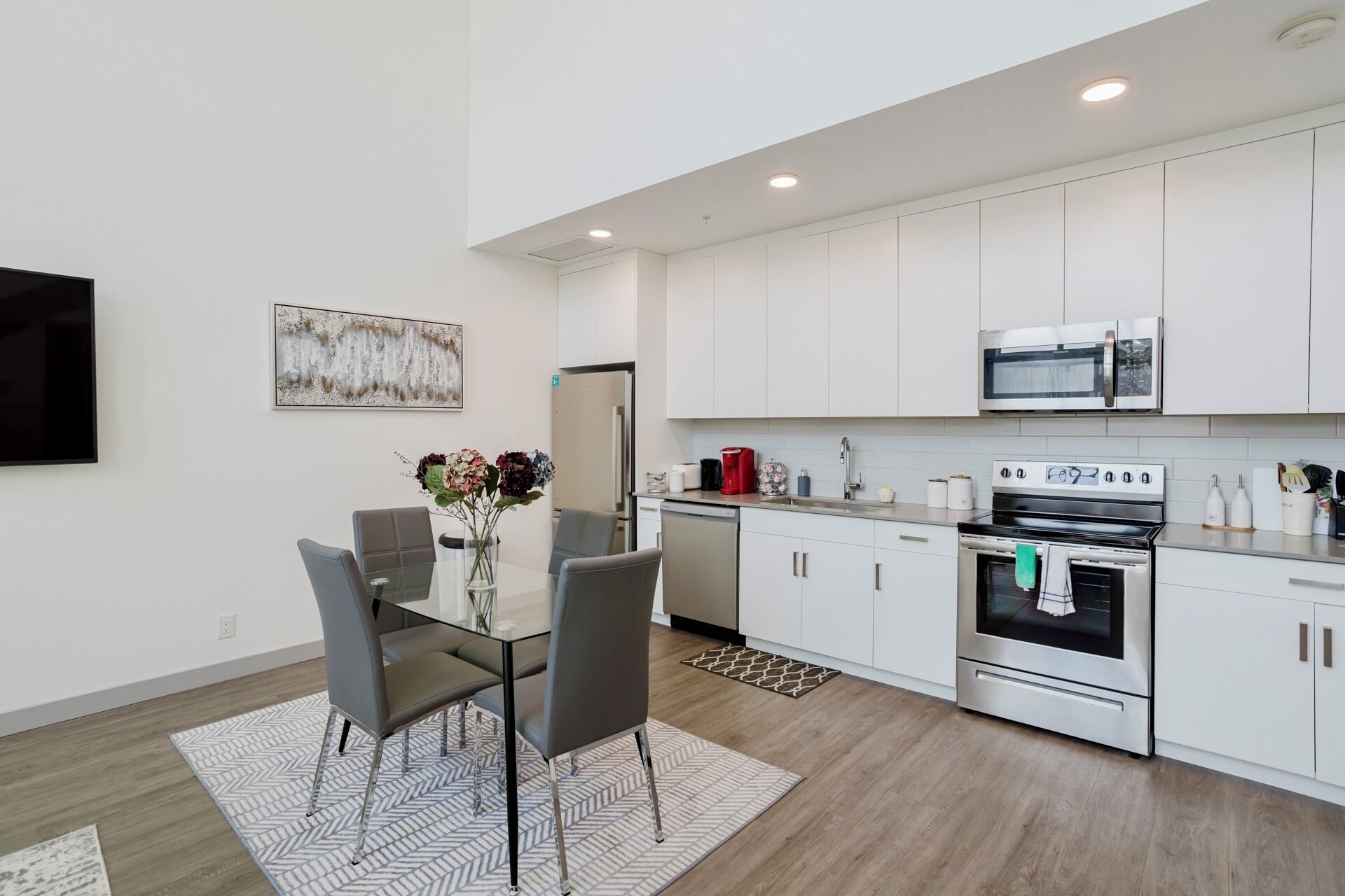 Four à micro-ondes, un four, surface de cuisson, lave-vaisselle