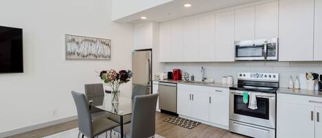 Micro-ondes, four, plaque de cuisson, lave-vaisselle