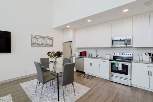 Luxe Loft, King bed, 10 mins from Dt