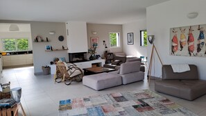 Living area - Recent house, spacious, 4 min walk from Trémazan beach, sleeps 8 (Landunvez)