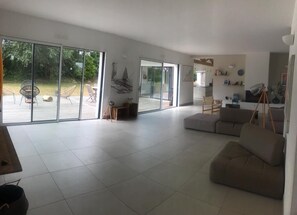 Interior - Recent house, spacious, 4 min walk from Trémazan beach, sleeps 8 (Landunvez)