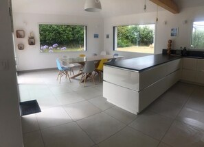 Dining - Recent house, spacious, 4 min walk from Trémazan beach, sleeps 8 (Landunvez)