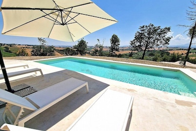 Villa Monteluce B: A welcoming apartment that is part of an ancient country house surrounded by meadows and by green hills, with Free WI-FI.