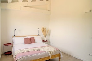 Free WiFi, bed sheets - Villa Monteluce B: A welcoming apartment that is part of an ancient country house surrounded by meadows and by green hills, with Free WI-FI. (Belvedere Ostrense)