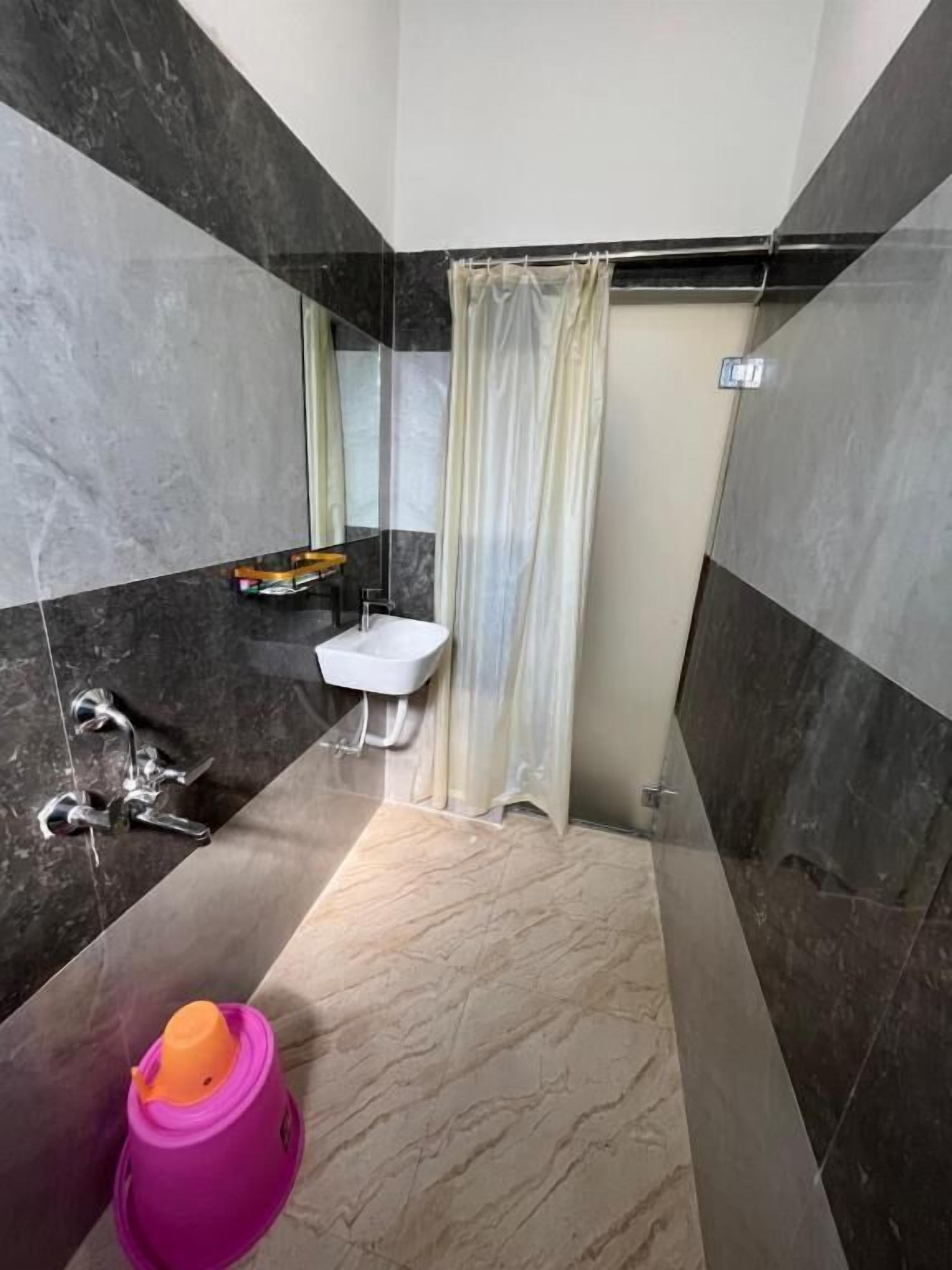 Regadera, toallas, jabón, papel de baño 