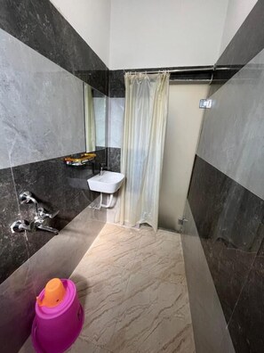 Douche, serviettes fournies, savon, papier toilette