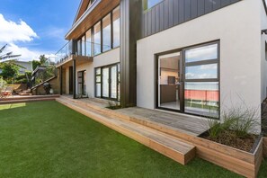 Exterior - Elegant Coastal Studio with Beach Access & Ocean Views (Auckland)