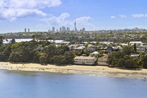 Beach nearby - Elegant Coastal Studio with Beach Access & Ocean Views (Auckland)