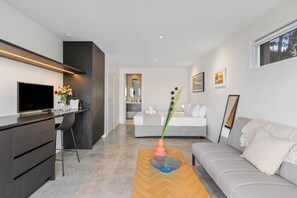 TV - Elegant Coastal Studio with Beach Access & Ocean Views (Auckland)