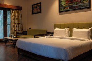 Deluxe-Doppelzimmer, Terrasse, Blick auf die Anlage | Schreibtisch, kostenloses WLAN