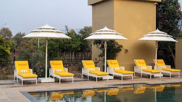 Hồ bơi ngoài trời