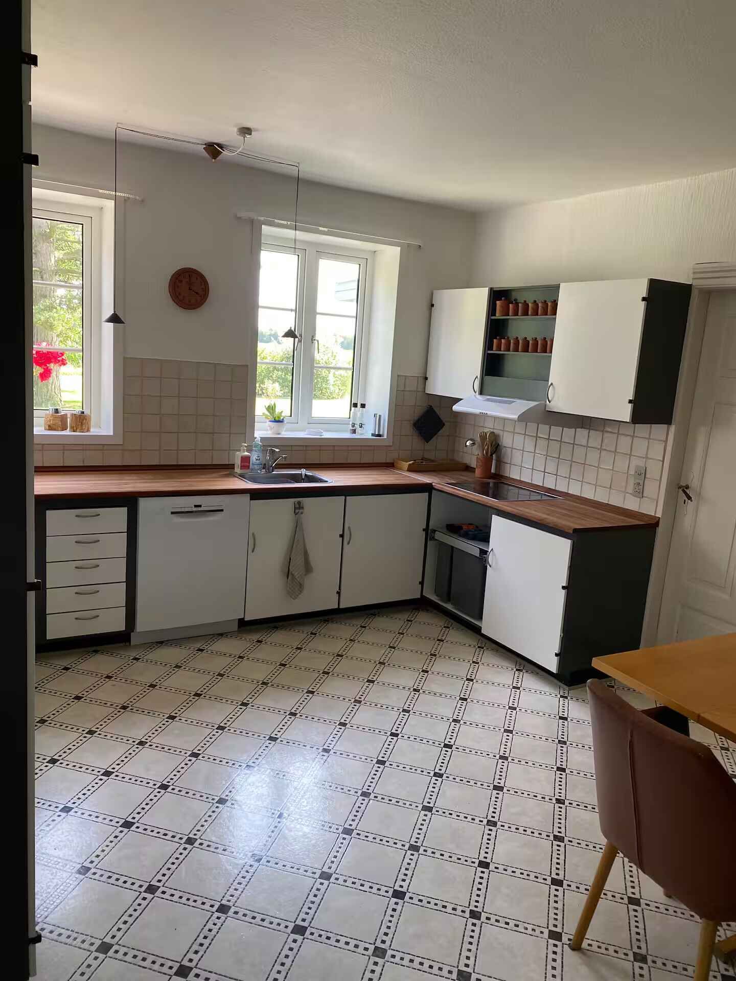 ثلاجة، فرن، موقد طهي مسطح، غسالة أطباق