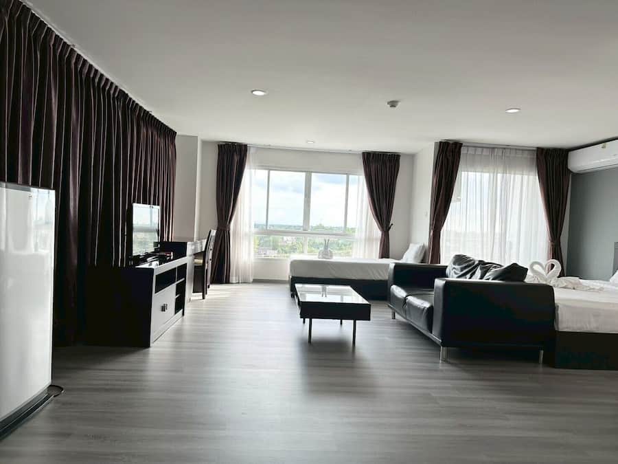 Corner Family Room | Free WiFi, bed sheets