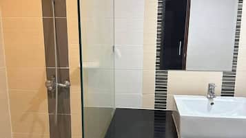 Deluxe Double Room | Bathroom | Bidet, towels, soap, shampoo