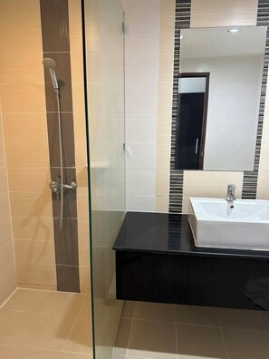 Deluxe Double Room, Balcony, City View | Bathroom | Bidet, towels, soap, shampoo