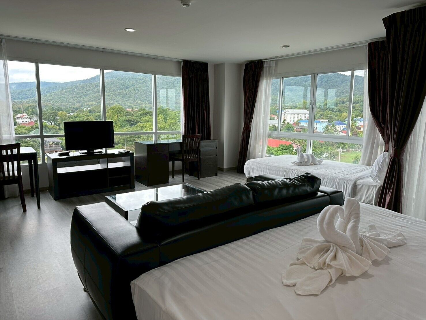 Corner Family Room | Free WiFi, bed sheets