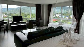 Corner Family Room | Free WiFi, bed sheets