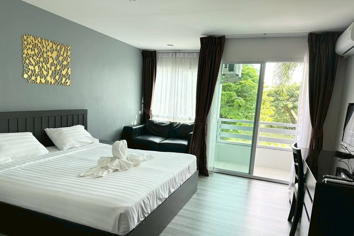 Deluxe tweepersoonskamer, balkon, uitzicht op de stad | Geluiddichte muren, gratis wifi, beddengoed