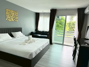 Habitación Deluxe doble, balcón, vistas a la ciudad | Sistema de insonorización, wifi gratis, ropa de cama