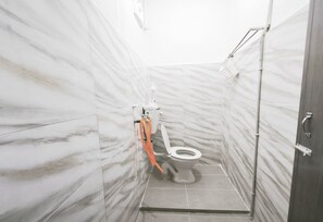 Bathroom - OYO 91244 Aufa Chalet (Kuala Terengganu)