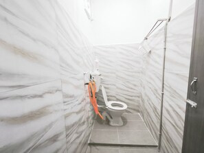 Deluxe Suite | Bathroom - OYO 91244 Aufa Chalet (Kuala Terengganu)