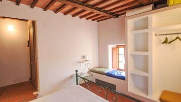 Travel crib, free WiFi