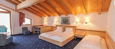 Suite, balkon | Een kluis op de kamer, verduisterende gordijnen, gratis wifi