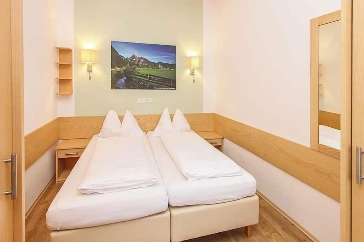 خزنة داخل الغرفة وستائر تعتيم وواي فاي مجانًا