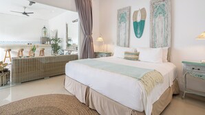 Een moderne slaapkamer met een groot bed, een kaptafel met spiegel en uitzicht op de natuur.