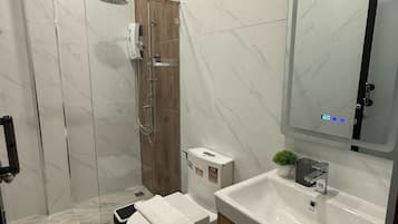 Deluxe huis | Badkamer | Een haardroger, zeep, shampoo